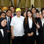 Caption

Ketua Menteri Sabah, Datuk Seri Panglima Haji Hajiji Haji Noor berswafoto bersama sebahagian pelajar yang hadir sempena Majlis Perasmian Penutupan Konvensyen Mahasiswa GRS, di Raia Hotel, Kota Kinabalu pada Ahad.